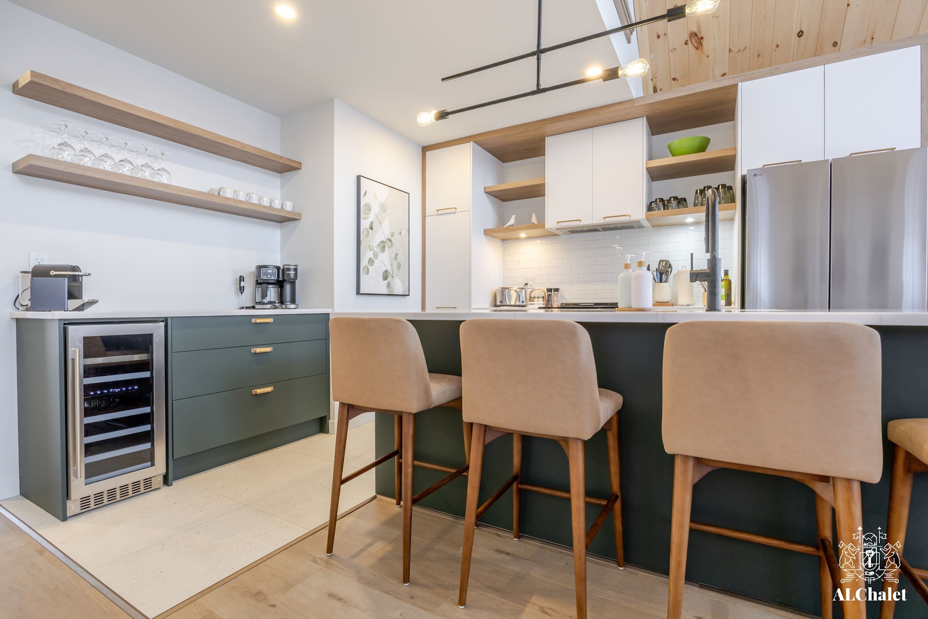 冷蔵庫、電子レンジ、オーブン  、コンロ