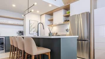 Frigorifero, microonde, forno, piano cottura