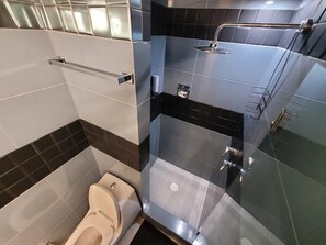 Doccia, asciugacapelli, bidet, asciugamani