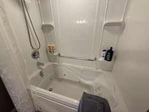Een bubbelbad, een haardroger, handdoeken, zeep