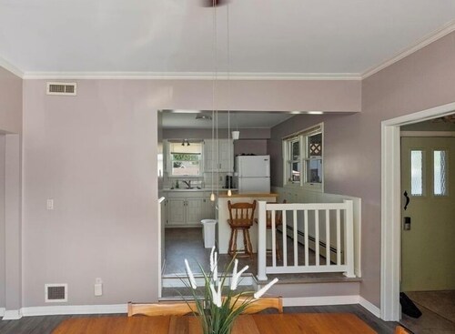 Bright & Spacious Traditional Chatham home near Downdown