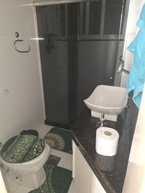 Towels, soap, toilet paper - Cozy apartment 5 minutes from Copacabana Beach (Rio de Janeiro)