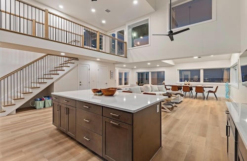 ​Dual Home Coastal Beach House- Main House + Private Villa Suite -Private Beach