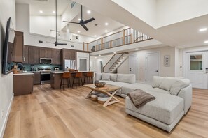 Smart TV - Coastal Home Retreat with Rooftop Deck/Private Beachfront Deck-Steps to the Beach (Flagler Beach)