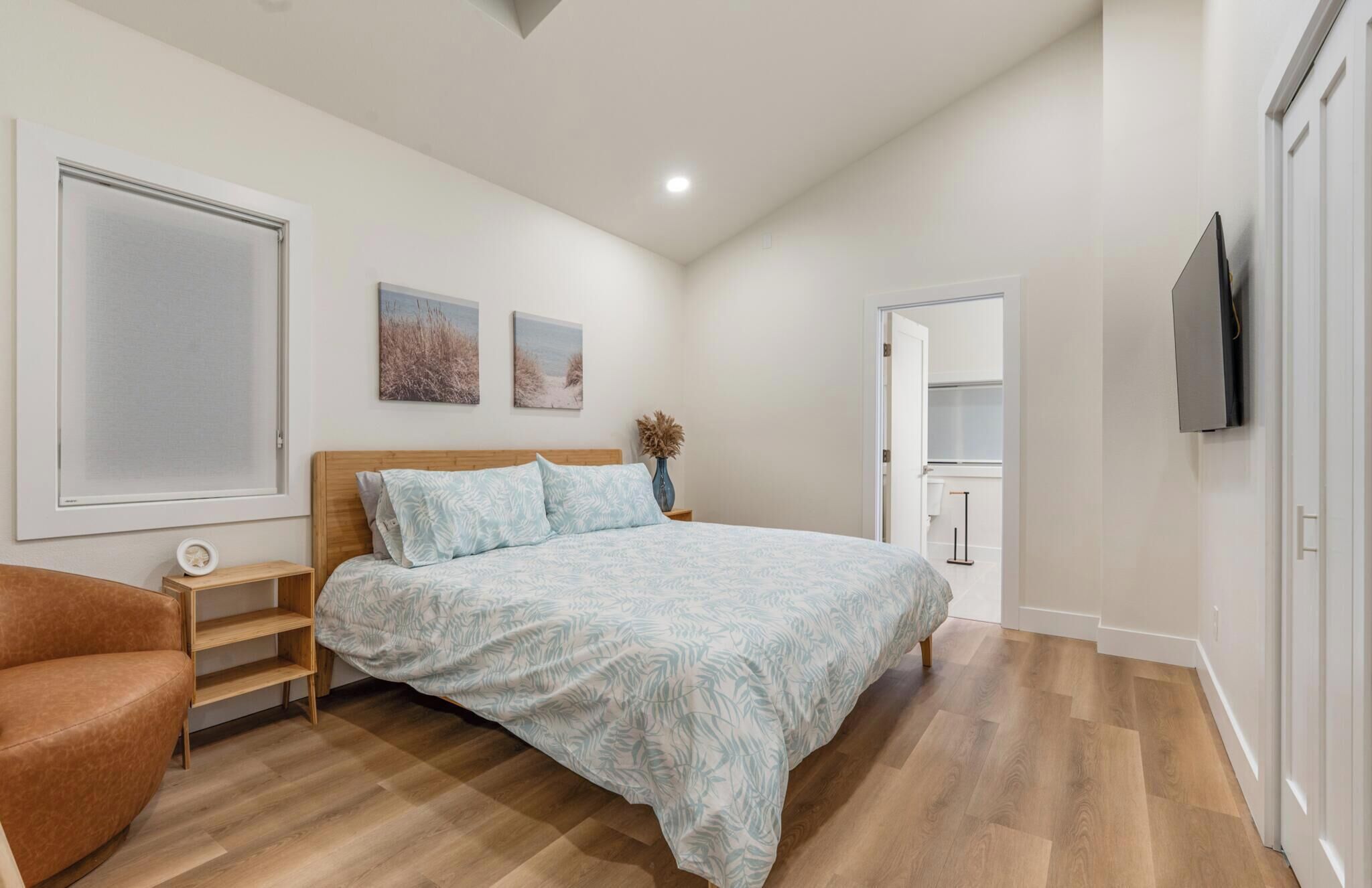 5 bedrooms, iron/ironing board, free WiFi, bed sheets