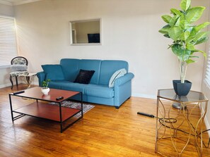 TV - Lovely 1-bedroom duplex unit in beautiful Los Angeles for your stay (Los Angeles)