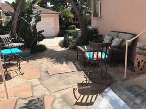 Terrace/patio - Lovely 1-bedroom duplex unit in beautiful Los Angeles for your stay (Los Angeles)