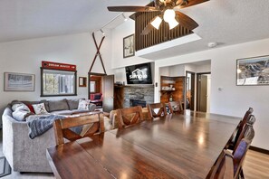 Dining - Liquid Lodge: 6BR Multi-Family Hub with 3 Living Areas, Private Hot Tub & 4pm Check Out (Killington)