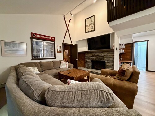 Liquid Lodge: 6BR Multi-Family Hub with 3 Living Areas, Private Hot Tub & 4pm Check Out