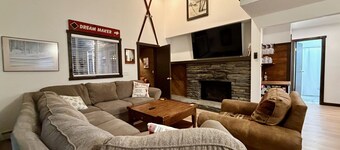 Liquid Lodge: 6BR Multi-Family Hub with 3 Living Areas, Private Hot Tub & 4pm Check Out