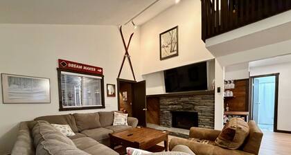 Liquid Lodge: 6BR Multi-Family Hub with 3 Living Areas, Private Hot Tub & 4pm Check Out