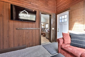 Smart TV, fireplace - Liquid Lodge: 6BR Multi-Family Hub with 3 Living Areas, Private Hot Tub & 4pm Check Out (Killington)