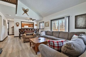 Smart TV, fireplace - Liquid Lodge: 6BR Multi-Family Hub with 3 Living Areas, Private Hot Tub & 4pm Check Out (Killington)