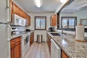 Fridge, microwave, oven, stovetop - Liquid Lodge: 6BR Multi-Family Hub with 3 Living Areas, Private Hot Tub & 4pm Check Out (Killington)