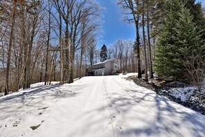 Exterior - Liquid Lodge: 6BR Multi-Family Hub with 3 Living Areas, Private Hot Tub & 4pm Check Out (Killington)