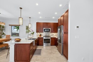 JÀÀkaappi, mikroaaltouuni, uuni, liesi