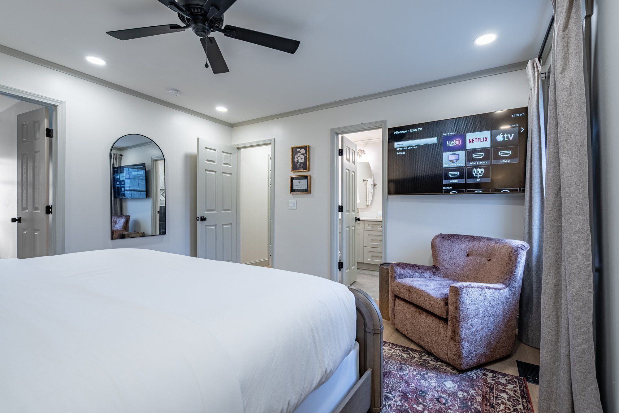 Tabla de planchar con plancha, wifi gratis, ropa de cama