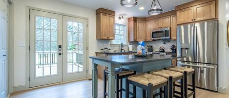 冷蔵庫、電子レンジ、オーブン、コンロ