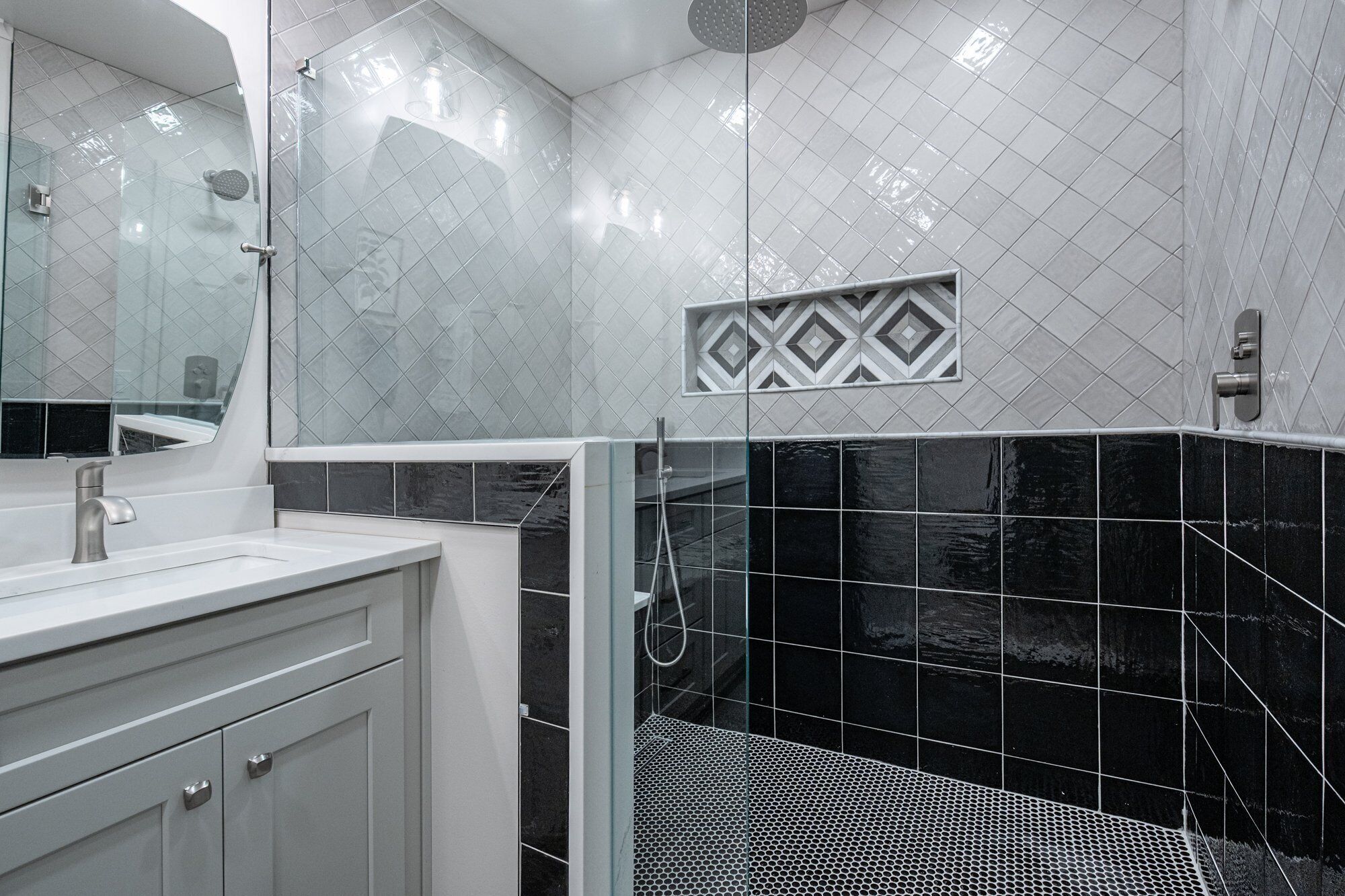 Douche, sèche-cheveux, serviettes fournies