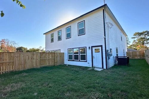 Quiet 3BR Stay King Bed Near Downtown