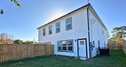 Quiet 3BR Stay King Bed Near Downtown