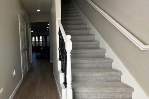 Quiet 3BR Stay King Bed Near Downtown