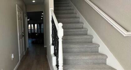 Quiet 3BR Stay King Bed Near Downtown