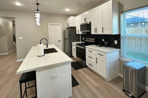 Quiet 3BR Stay King Bed Near Downtown