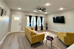 House, Smoking | 3 bedrooms - Quiet 3BR Stay King Bed Near Downtown (Houston)