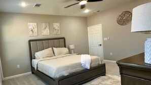 House | 3 bedrooms - Quiet 3BR Stay King Bed Near Downtown (Houston)