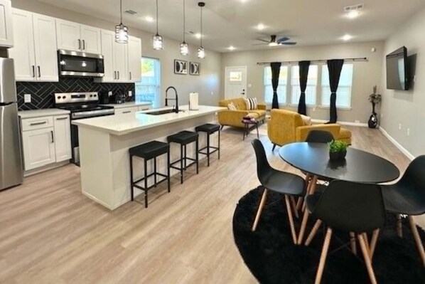 House, Smoking | 3 bedrooms - Quiet 3BR Stay King Bed Near Downtown (Houston)