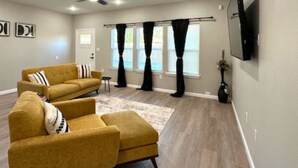 House | 3 bedrooms - Quiet 3BR Stay King Bed Near Downtown (Houston)