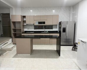 Kokeplater, kaffetrakter/tekoker, brødrister og kjøkkenutstyr