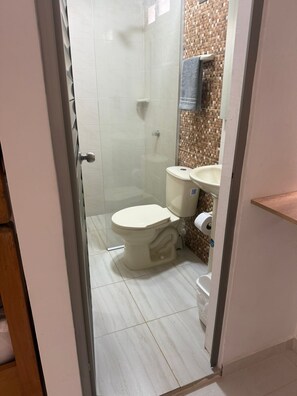 Dusche, Handtücher, Seife, Toilettenpapier