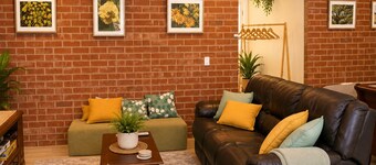 Hilltop Haven Adelaide Hills Retreat Pet Friendly with Night and Day Yards
