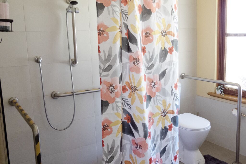 Douche, sèche-cheveux, serviettes fournies, savon