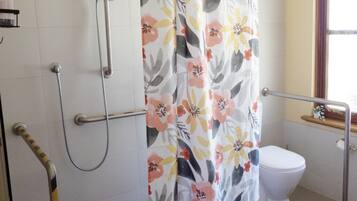 Douche, sĂšche-cheveux, serviettes fournies, savon