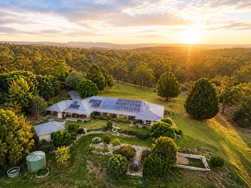 Hilltop Haven Adelaide Hills Retreat Pet Friendly with Night and Day Yards