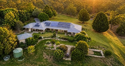 Hilltop Haven Adelaide Hills Retreat Pet Friendly with Night and Day Yards
