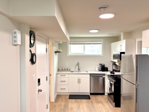 LUXLOFT SUITE.
Cozy 2-bedroom basement suite in a serene location.