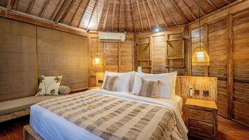 Caixa forta a l'habitació i escriptori