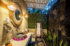 獨立浴缸和淋浴設備、淋浴花灑、免費盥洗用品、吹風機