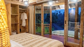 In-room safe, desk, laptop workspace, free WiFi