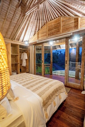 In-room safe, desk, laptop workspace, free WiFi - Moonlit Jungle (Tampaksiring)