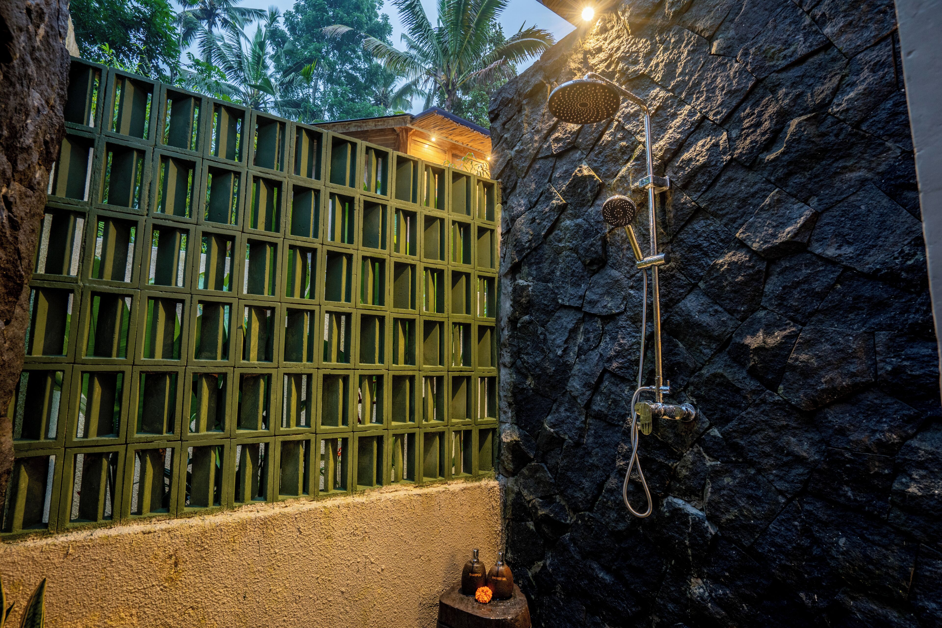 Banheira e chuveiro separados, chuveiro com efeito de chuva