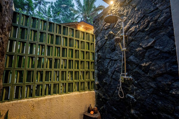 Badewanne und Dusche (separat), Regendusche, kostenlose Toilettenartikel