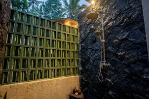 Separate tub and shower, rainfall showerhead, free toiletries