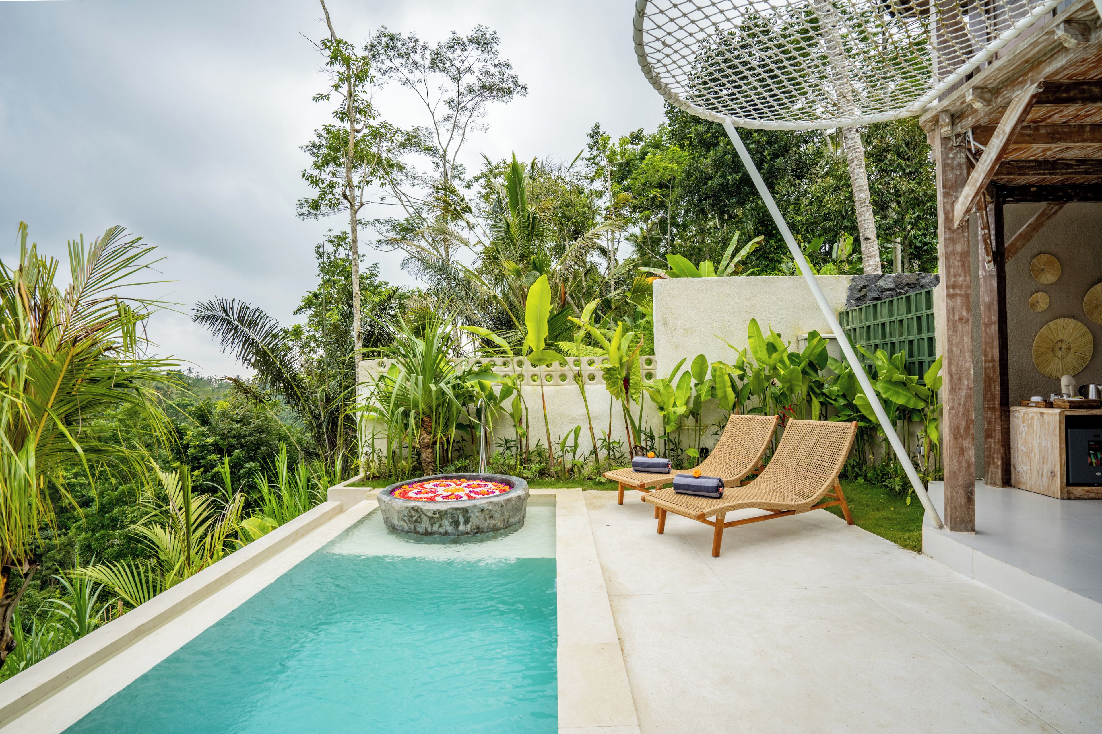 4 outdoor pools, sun loungers