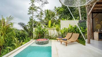 4 outdoor pools, sun loungers