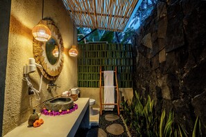 Badewanne und Dusche (separat), Regendusche, kostenlose Toilettenartikel